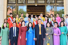 国会办公厅代表与参赛选手们合影留念。