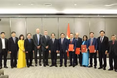 2024年3月，阮蓝江女士（左三）与越南政府总理范明正及高级代表团在对新西兰进行正式访问期间合影留念。图片由受访者提供）