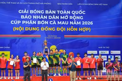 组委会颁发了奖杯和奖状。图片来源：世代 摄