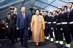 当地时间8月13日上午，新西兰总督辛迪·基罗在奥克兰市主持隆重仪式，欢迎越共中央总书记、国家主席苏林于2026年8月12日至14日率领越南高级代表团对新西兰进行国事访问。（图片来源：越通社）