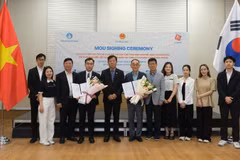 武胡大使与出席签署仪式的各位代表合影。（图由越南驻韩国大使馆提供）