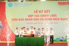 《人民报》社副总编辑桂廷原与白梅医院院长陶春基在黎国明等领导见证下代表双方签署战略合作协议。