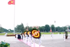 越共中央委员会、国家主席、国会、政府代表团前往胡志明主席陵敬献花圈并入陵瞻仰胡志明主席遗容。