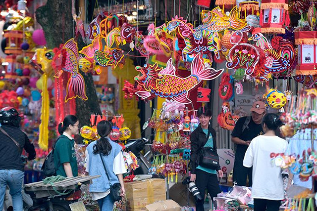 国产玩具挂满河内马街迎中秋 ảnh 5 国产玩具挂满河内马街迎中秋 ảnh 5