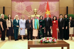 双方代表合影。