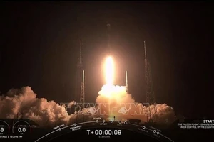 搭载60颗“星链”卫星的SpaceX“猎鹰9号”运载火箭从美国佛罗里达州卡纳维拉尔角太空军基地发射升空。（图片来源：越通社）