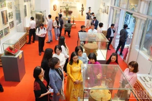 外国游客参观专题展。