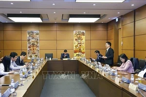 越南国会林同省和义安省代表团在小组讨论会上发言。（图片来源：越通社）