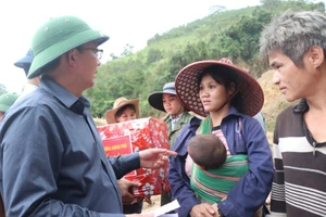 越南政府副总理胡国勇向玉岭乡受灾群众赠送慰问品。