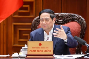 12月16日上午，政府总理范明正主持召开政府常务会议，与各部门和各省、中央直辖市就筹备同步举行庆祝越南共产党第十四次全国代表大会的一批规模大、意义重大的工程和项目开工、落成典礼进行讨论。