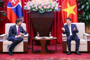 越共中央政治局委员、公安部长梁三光上将会见斯洛伐克副总理兼国防部长罗贝尔特·卡利尼亚克。