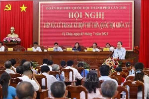 越南国会主席陈青敏在国会第九次会议后开展选民接待活动。（图片来源：越通社）