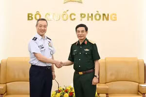 潘文江大将会见日本防卫省统合幕僚长内仓弘明。（图片来源：政府门户网站）