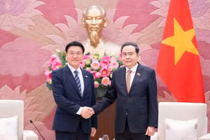 国会主席陈青敏与韩国Kimhakmin E-roun经济研究院院长金学敏。