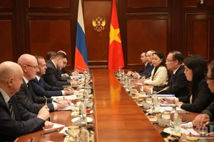 越共中央总书记苏林的特使、越共中央政治局委员、外交部长黎怀忠会见统一俄罗斯党主席德米特里·梅德韦杰夫的场面。