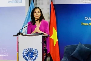 联合国常驻越南协调员宝琳·塔梅西斯发表讲话。（图片来源：越通社）