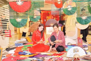 在昌山（Chàng Sơn）扇村，从展示空间到纸扇产品都充分体现了年轻创意人才的创新设计理念。