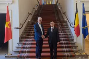 越南国会国防安全与对外委员会主任黎晋进上将礼节性拜会了比利时参议院第一副议长安德里斯·格里弗罗伊。（图片来源：越通社）