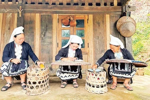 高平省怀考村的艺人正在进行刺绣和蜂蜡印花纹工艺制作。