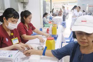 胡志明市堤岸坊卫生院为民众进行健康体检。（图片来源：越通社）