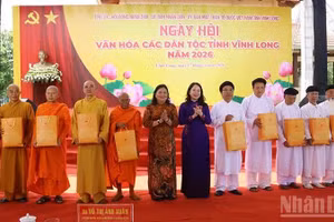 越南国家副主席武氏映春向当地宗教组织及少数民族威望人士赠送了慰问品。
