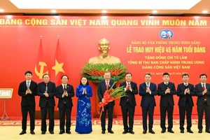 苏林总书记和各位领导同志合影。