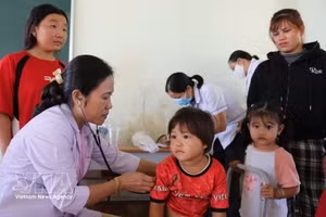 裴氏秋柳医生为同奈省兴福乡儿童看病。（图片来源：越通社）