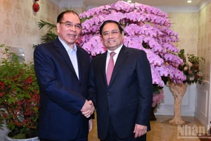 政府总理范明正与原越共中央总书记农德孟。