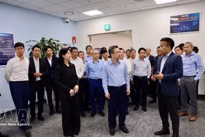中央政策与战略部部长阮青毅对三星越南研发中心进行实地考察。（图片来源：越通社）