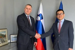 越南驻奥地利兼驻斯洛文尼亚大使武黎泰黄与斯洛文尼亚环境、气候与能源部长博扬·库默合影。