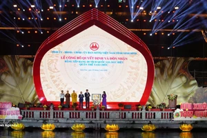 越南文化体育与旅游部文化遗产局局长黎氏秋贤在活动上向宁平省公布并颁发政府总理关于将三祝群体列为国家级特殊遗迹的决定。