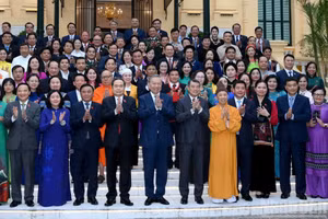 苏林总书记、国家主席以及党和国家领导与少数民族第十六届国会代表合影留念。