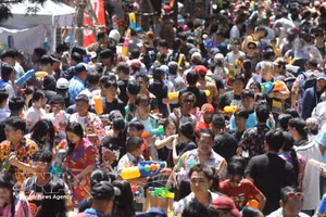 许多游客和民众参加在曼谷举行的泰国泼水节。（图片来源：越通社）