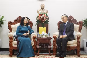老挝人民革命党中央政治局委员、副总理、教育与体育部部长通萨利·曼诺梅克会见越南文化体育与旅游部部长林氏芳青。