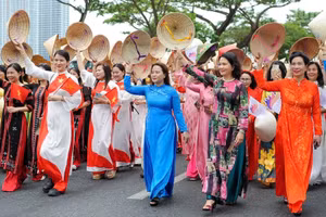 岘港妇女参与巡游传播奥黛文化价值。