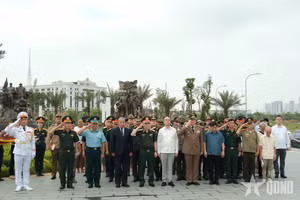缅怀在越南人民抗战中牺牲的古巴军事专家。（图片来源：人民军队报）