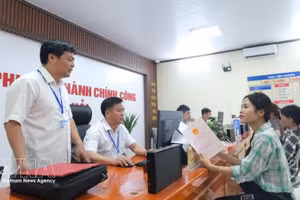人民在北宁省山海乡办理公共行政手续。（图片来源：越通社）