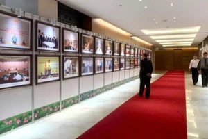 “越南国会与民族同行80年”展览会现场。