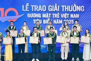 2025年十大越南模范青年表彰会在河内举行。（图片来源：越通社）