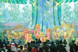 2026年首届春季博览会开幕式上的文艺表演。（图片来源：越通社）