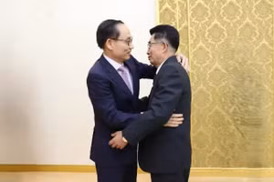 越共中央总书记、国家主席苏林（右）与朝鲜劳动党中央委员会政治局委员、党中央委员会书记兼国际部部长金成男。