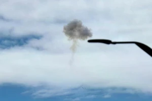 2月28日，以色列耶路撒冷地区上空升起浓烟。（图片来源：越通社）