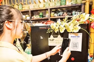 文庙街一家商店内，顾客扫码进行无现金支付。（保龙 摄）