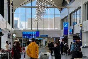 2026年3月7日，阿联酋迪拜国际机场的旅客。（图片来源：越通社）