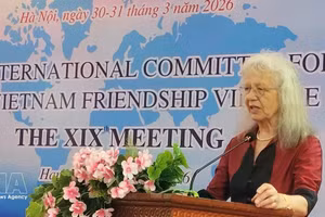 越南友谊村国际委员会代表在活动上发表讲话。（图片来源：越通社）
