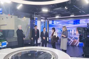 越共中央政治局委员、中央书记处书记、中央宣教部部长郑文决和代表们参观澳大利亚广播公司新闻制作基础设施。（图片来源：越通社）