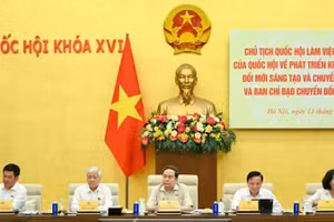 国会主席陈青敏在会议上发表讲话。