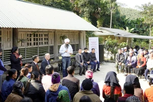 加拿大国际发展部部长兰迪普·萨莱造访老街省民众。（图片来源：老街报）