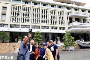 中国游客参观胡志明市统一宫。（图片来源：越通社）