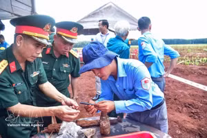 同奈市军事指挥部K72队在明德乡一处空地发现了一座集体墓和多件遗物。（图片来源：越通社）